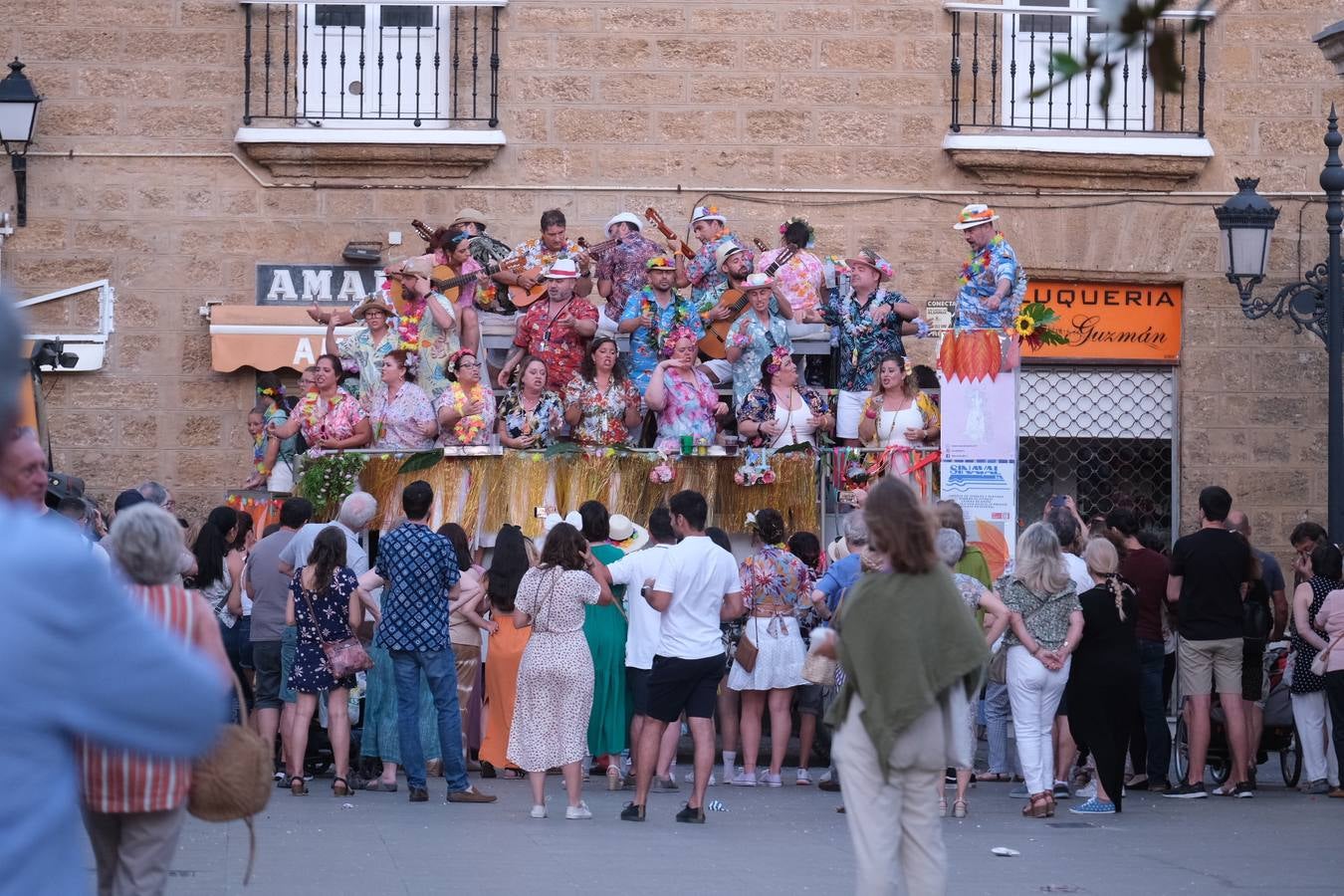 Fotos: El carrusel de coros del viernes se refugia en el Mercado del viento levante