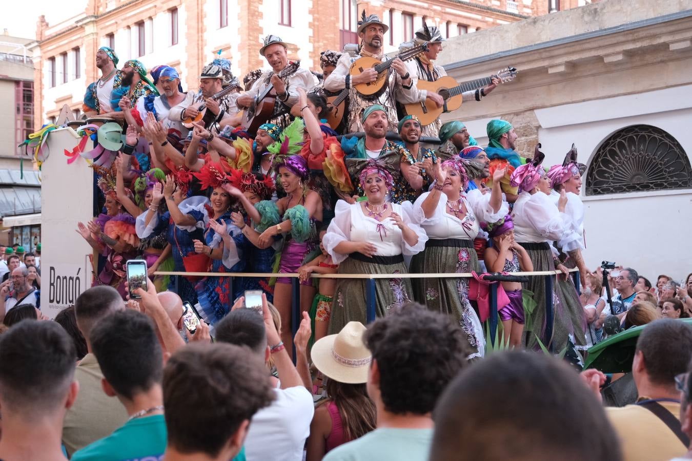 Fotos: El carrusel de coros del viernes se refugia en el Mercado del viento levante