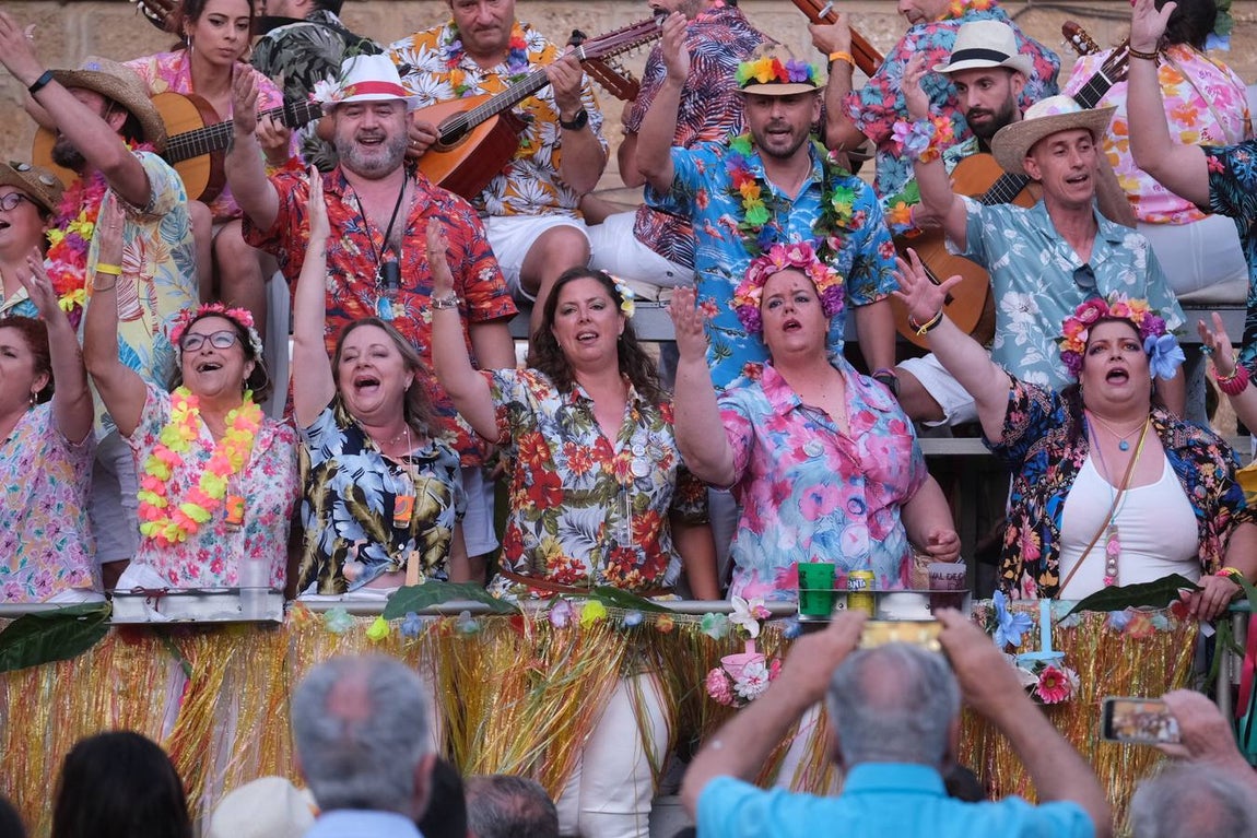 Fotos: El carrusel de coros del viernes se refugia en el Mercado del viento levante