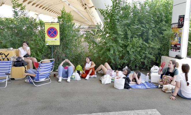 Primeros atascos y colas para el concierto de Manuel Carrasco en Sevilla