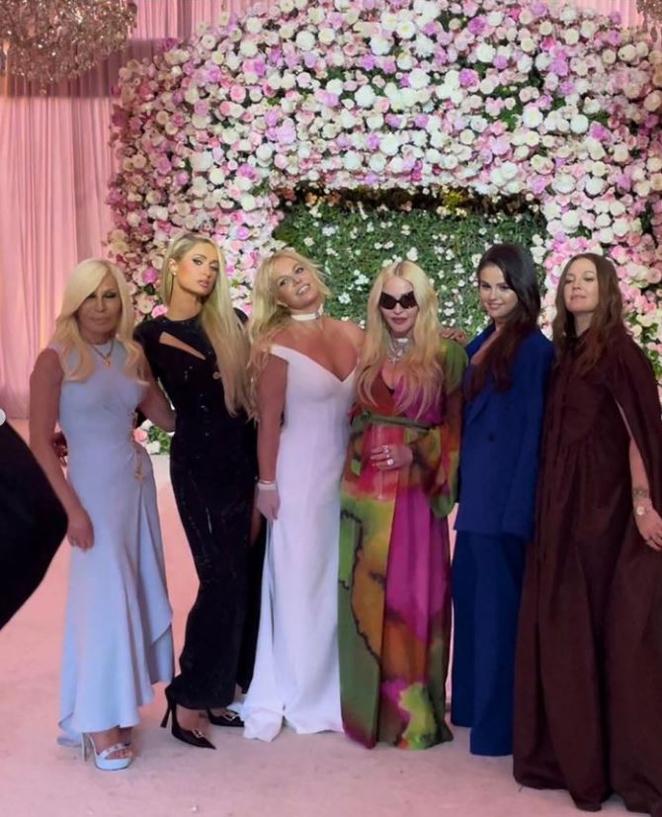 Donatella Versace, Paris Hilton, Madonna, Selena Gómez y Drew Barrymore fueron algunas de las invitadas al gran enlace. 