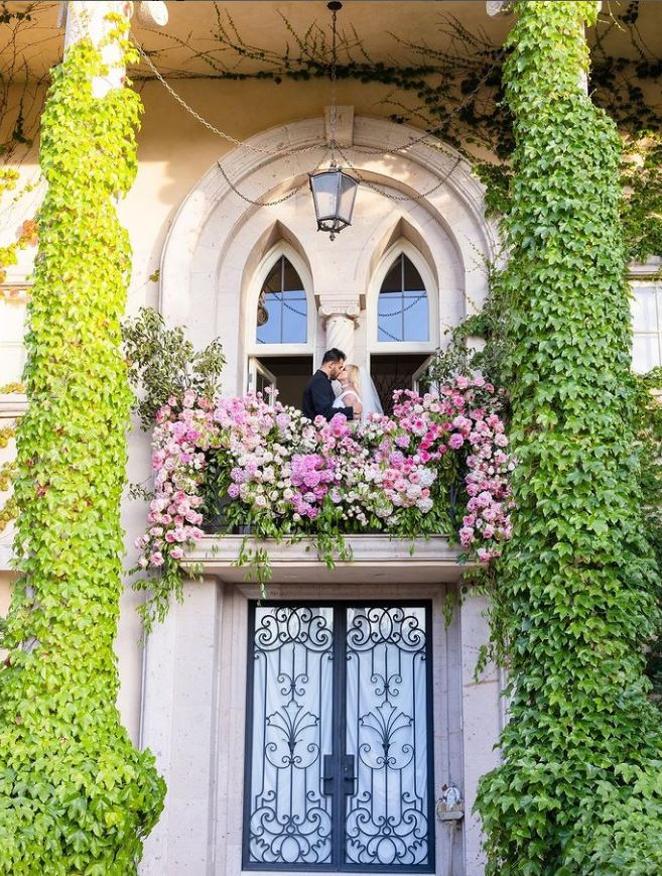 Los novios posaron desde uno de los balcones de la casa tras darse el «sí, quiero». 