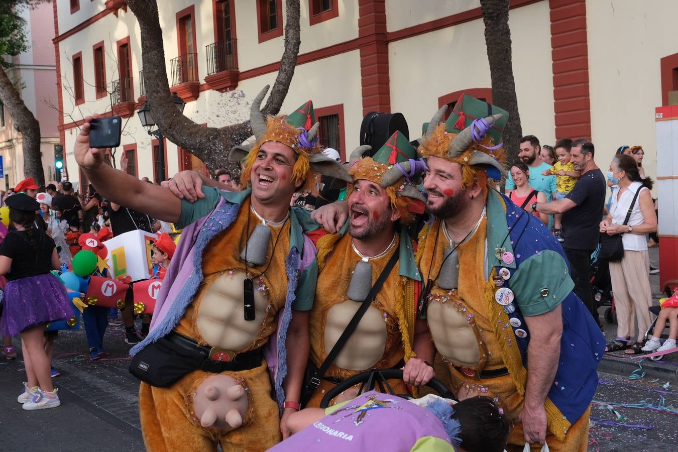 Fotos: Así ha sido la Cabalgata del Humor en Cádiz