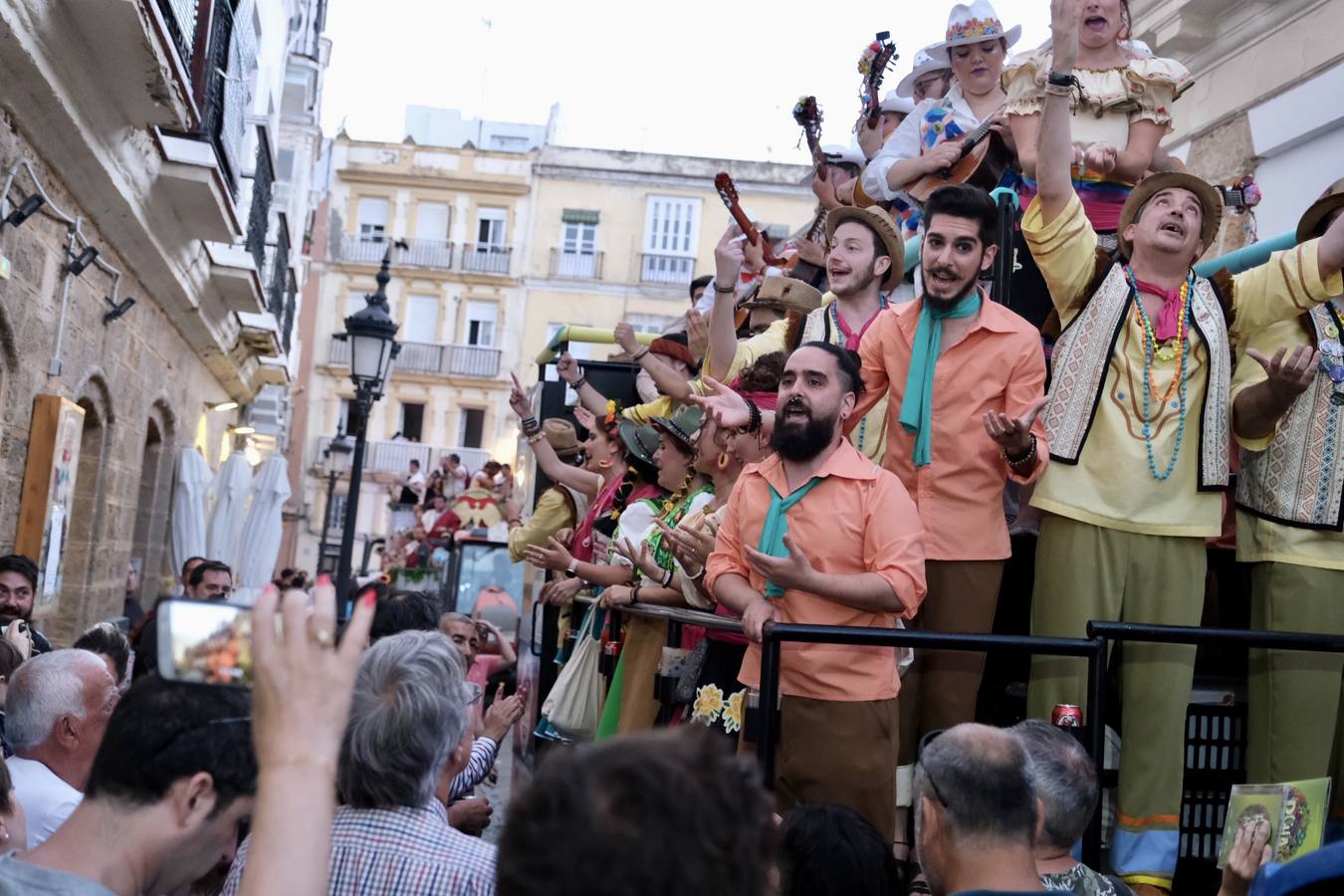 Fotos: Ambiente y carrusel de coros en Cádiz el Domingo de Piñata