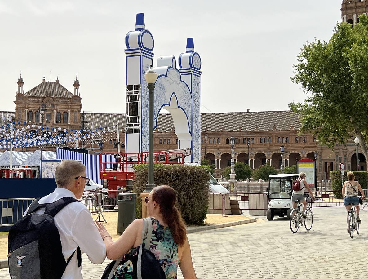 Dior monta la Feria en la Plaza de España, en imágenes