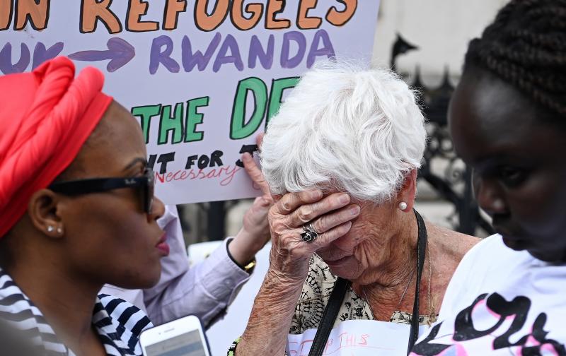Un escollo legal anula la primera deportación de solicitantes de asilo del Reino Unido a Ruanda