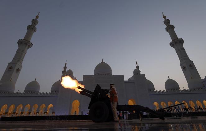 Mezquita Sheikh Zayed, Abu Dhabi. La mezquita fue construida entre 1996 y 2007, y es la más grande de los EAU. La combinación de mármol, oro y estampados florales es única. Para visitarla hay que recordar que se trata de un edificio religioso, por lo que hay vestirse de manera adecuada. La entrada es gratuita, aunque hay tours de pago en diferentes idiomas. Hay que saber también que está alejada del centro (hará falta un taxi), y que la mejor hora para visitarla es al final de la tarde, con una combinación de luces inolvidable.