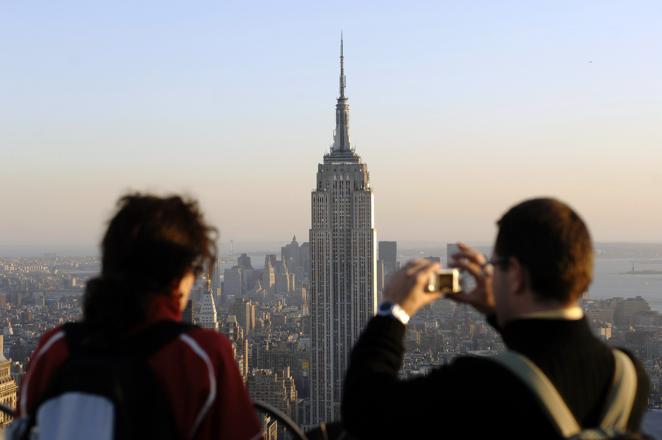 Empire State, Nueva York. Es uno de los edificios más famosos del mundo, el primer rascacielos de Nueva York en el que pensamos. Su construcción comenzó el 17 de marzo de 1930 y terminó 1 año y 45 días después. En 2019 se inauguró un impresionante observatorio renovado en el piso 102. Las entradas pueden incluir la planta 86 o la 86 y la 102. El ticket completo cuesta 77 dólares, aunque hay tarjetas que incluyen varios monumentos y que reducen el precio que supondría pagar las visitas una por una.