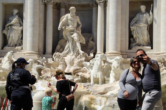 Fontana di Trevi, Roma. La Dolce Vita convirtió esta fuente en un símbolo universal. Su construcción, a cargo de Nicola Salvi, comenzo en 1732. Entre 2014 y 2015 se realizó una amplia restauración -incluida la renovación de la instalación hidráulica y un nuevo sistema de iluminación- que le devolvió su esplendor original.