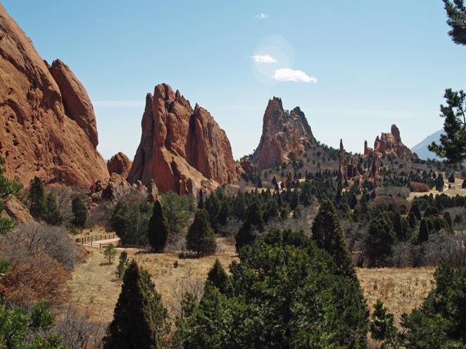 Jardín de los dioses, Colorado. El Jardín de los Dioses es un Monumento Natural Nacional en el que podemos ver una sucesión de espectaculares rocas de color naranja brillante. Está en Colorado Springs, en el estado de Colorado. Cada día hay varias excursiones -la entrada es gratis- en las que los visitantes puede familiarizarse con la historia de los indios, la geología, la flora y la fauna del parque.