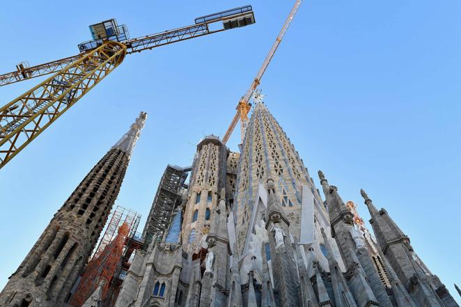 Sagrada Familia, Barcelona. El 19 de marzo de 1882, el obispo Urquinaona colocó la primera piedra del templo. Antonio Gaudí asumió el proyecto un año después. Actualmente, la Basílica sigue en construcción, que se prolongará, al menos, más allá de 2026. Durante muchos años ha sido un gran éxito turístico, con más de cuatro millones de visitantes anuales. La pandemia rebajó sustancialmente esas cifras. El año pasado, hasta el 31 de agosto, había recibido 359.000 visitas.