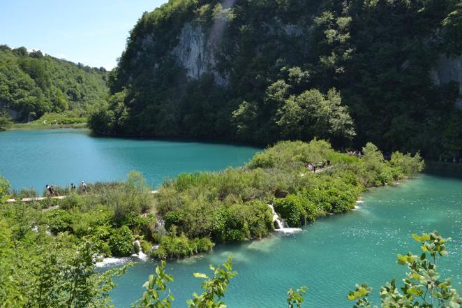 Las imágenes de la visita de Page a los lagos del Parque Natural de Plitvice