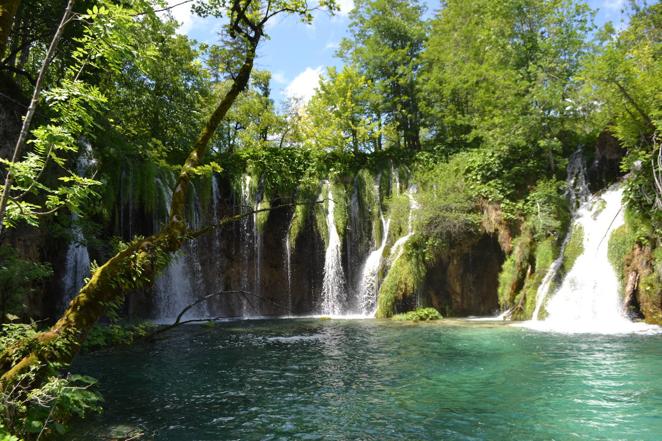 Las imágenes de la visita de Page a los lagos del Parque Natural de Plitvice