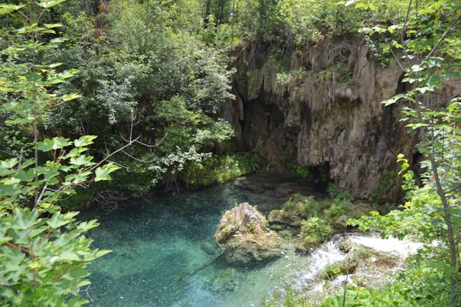 Las imágenes de la visita de Page a los lagos del Parque Natural de Plitvice