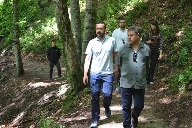 Las imágenes de la visita de Page a los lagos del Parque Natural de Plitvice