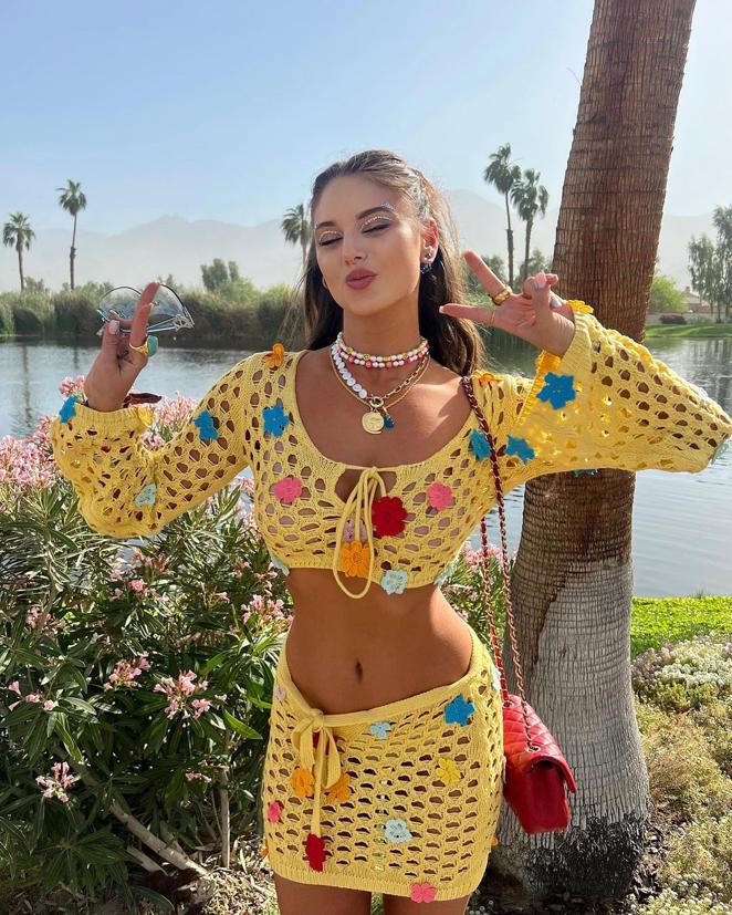 Crochet, un tejido que no pasa de moda. A pesar de que el ganchillo lo relacionábamos con nuestras abuelas cuando éramos pequeñas, es una de las mayores tendencias de la temporada. Puedes llevarlo tanto en blanco como en colores, en vestidos, faldas o tops. ¡Es un acierto seguro!