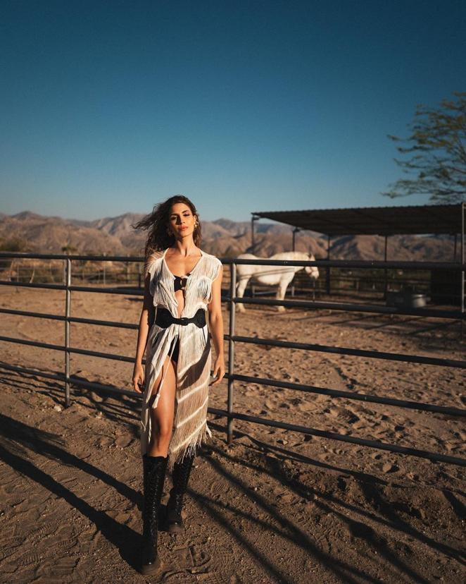 Flecos, siempre correctos en festivales. El estilo 'boho' está arrasando en los festivales. Si además lo acompañas con flecos aportarás volumen y movimiento a tus looks. Los flecos pueden ser finos o gruesos y llevarlos en cualquier color, aunque los blancos, negros y colores tierra son perfectos para combinar con tus botas y sombrero de 'cowboy'.