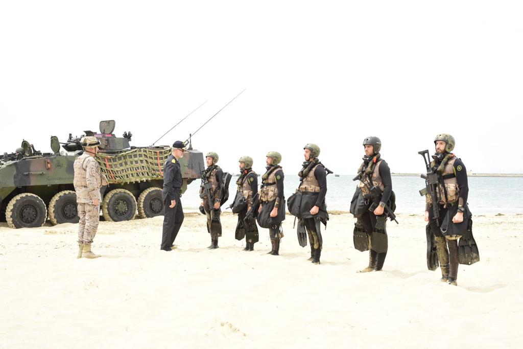 El Rey junto a los militares que participaron en la demostración anfibia. 