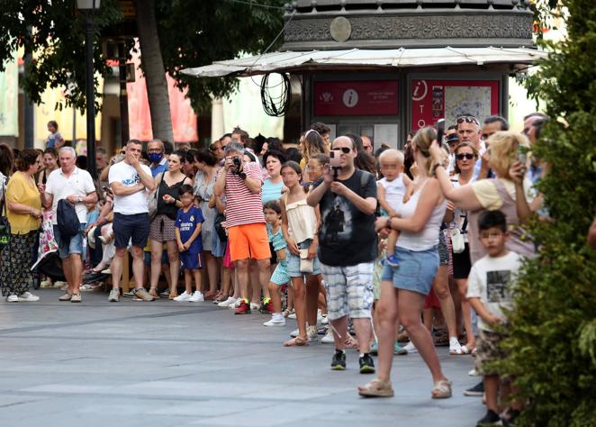 Los turistas se suman a la víspera. 