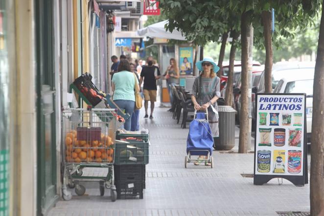 El comercio en el barrio de Ciudad Jardín en Córdoba, en imágenes