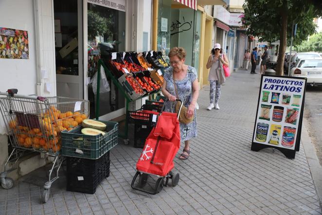 El comercio en el barrio de Ciudad Jardín en Córdoba, en imágenes