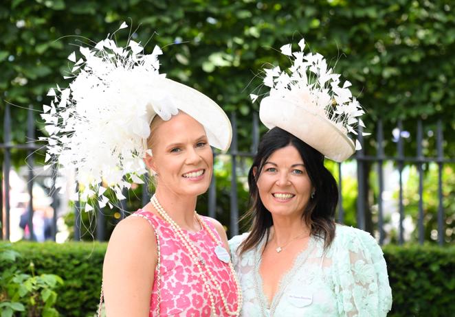 Ascot 2022. Con plumas blancas.
