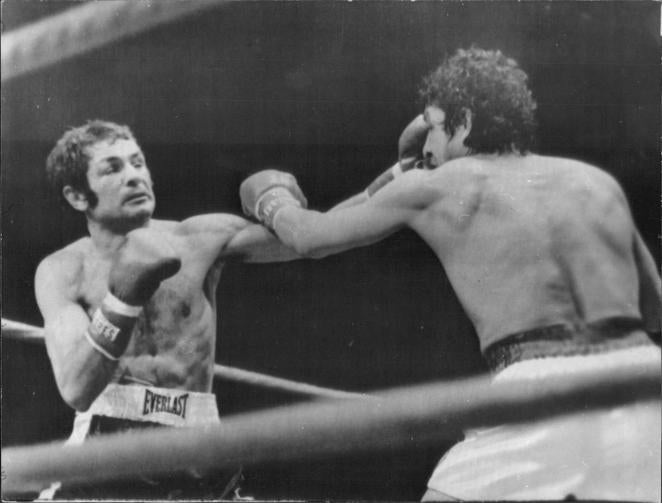 Encuentro en Los Ángeles. Meses después de ganar el título mundial, Pedro Carrasco se reencontró con Mando Ramos en el Sports Arena de Los Ángeles, en el que el púgil de origen mexicano venció por puntos, y con división de opiniones, tras quince asaltos. En la imagen, Carrasco alcanza con su izquierda a Ramos en el segundo asalto.