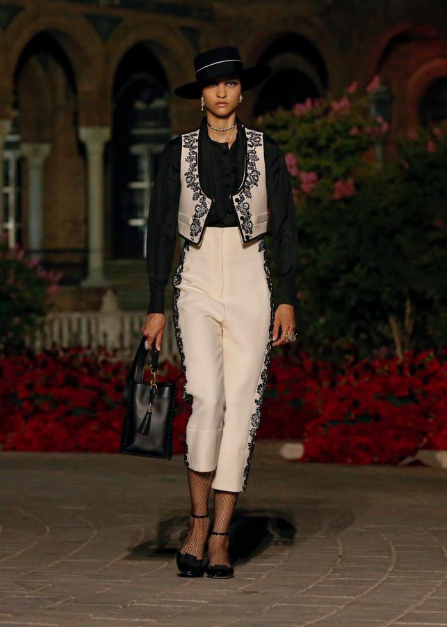 Colección Dior Crucero 2023: inspiración torera. La nueva colección de María Grazia Chiuri al frente de la casa francesa ha recuperado el vínculo con Andalucía, presente ya en diseños de los años 50 del propio Christian Dior y luego en la etapa de Galliano -de origen gibraltareño- que llegó a salir vestido con un look de torero al final de uno de sus desfiles más ligados a su infancia.