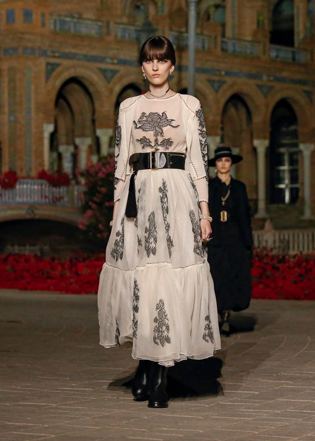 Colección Dior Crucero 2023; los tejidos. El desfile que acaparó la atención del mundo y la concentró en Sevilla presentó sastrería y tules, encajes y satenes, con volantes y siluetas estructuradas en un juego de armonías y de superposiciones en muchos looks.