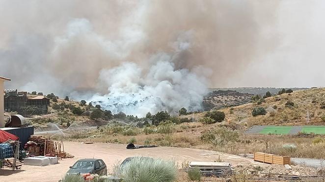 Un incendio pavoroso obliga a desalojar el parque Puy de Fou