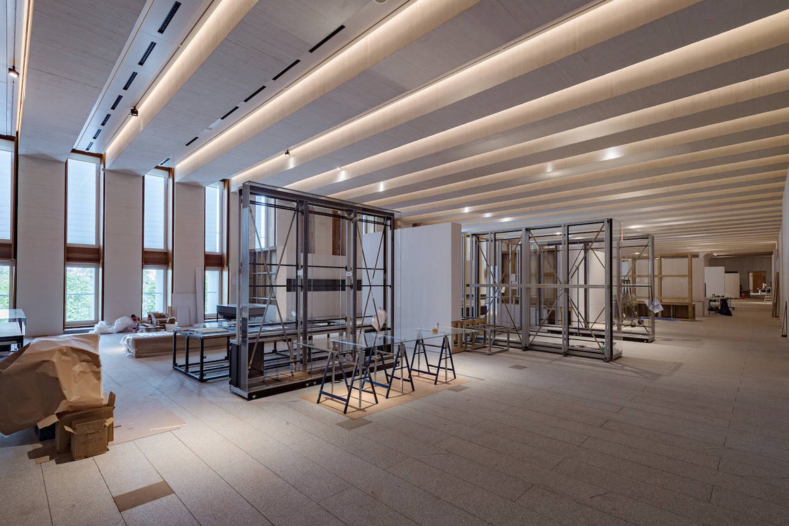 Exposición inaugural. La exposición que cortará la cinta de la Galería de las Colecciones Reales constará de 650 piezas, entre las que destacan el 'Caballo blanco', de Velázquez, el cuadro de 'Salomé con la cabeza del Bautista', de Caravaggio, la armadura y celada de Mühlberg de Carlos V o la primera edición del Quijote.