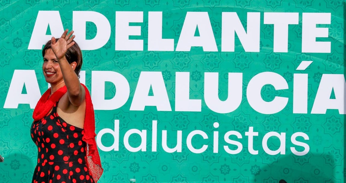 Teresa Rodríguez, de Adelante Andalucía, cerrando la campaña en Sevilla. MANUEL GÓMEZ