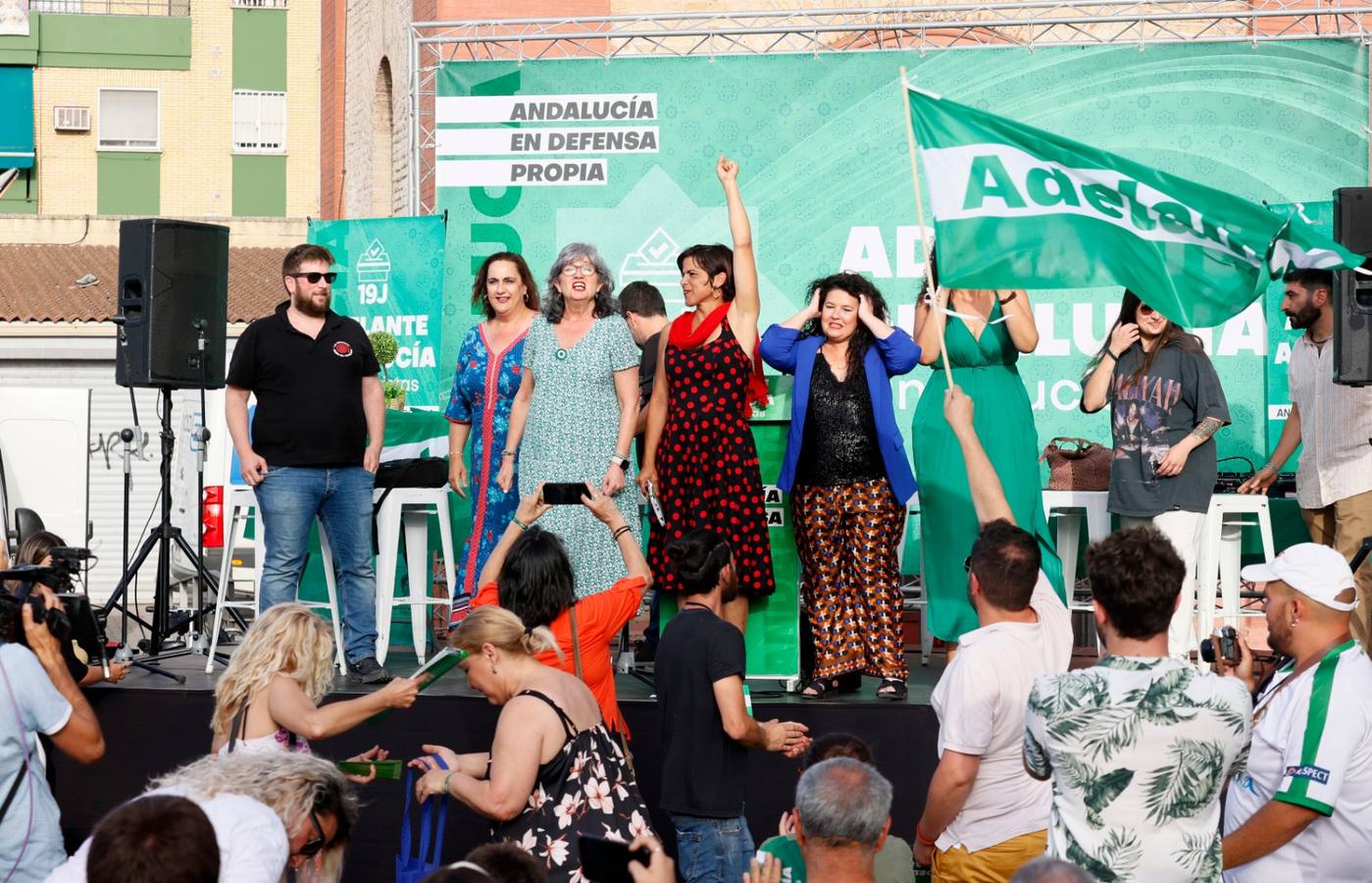 Teresa Rodríguez, de Adelante Andalucía, cerrando la campaña en Sevilla. MANUEL GÓMEZ