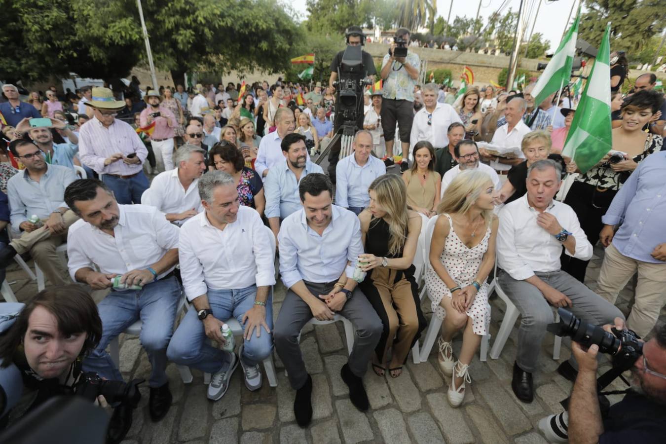 Juanma Moreno, del PP, cerró la campaña electoral en Sevilla. RAÚL DOBLADO