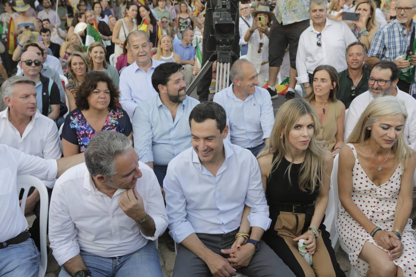 Juanma Moreno, del PP, cerró la campaña electoral en Sevilla. RAÚL DOBLADO