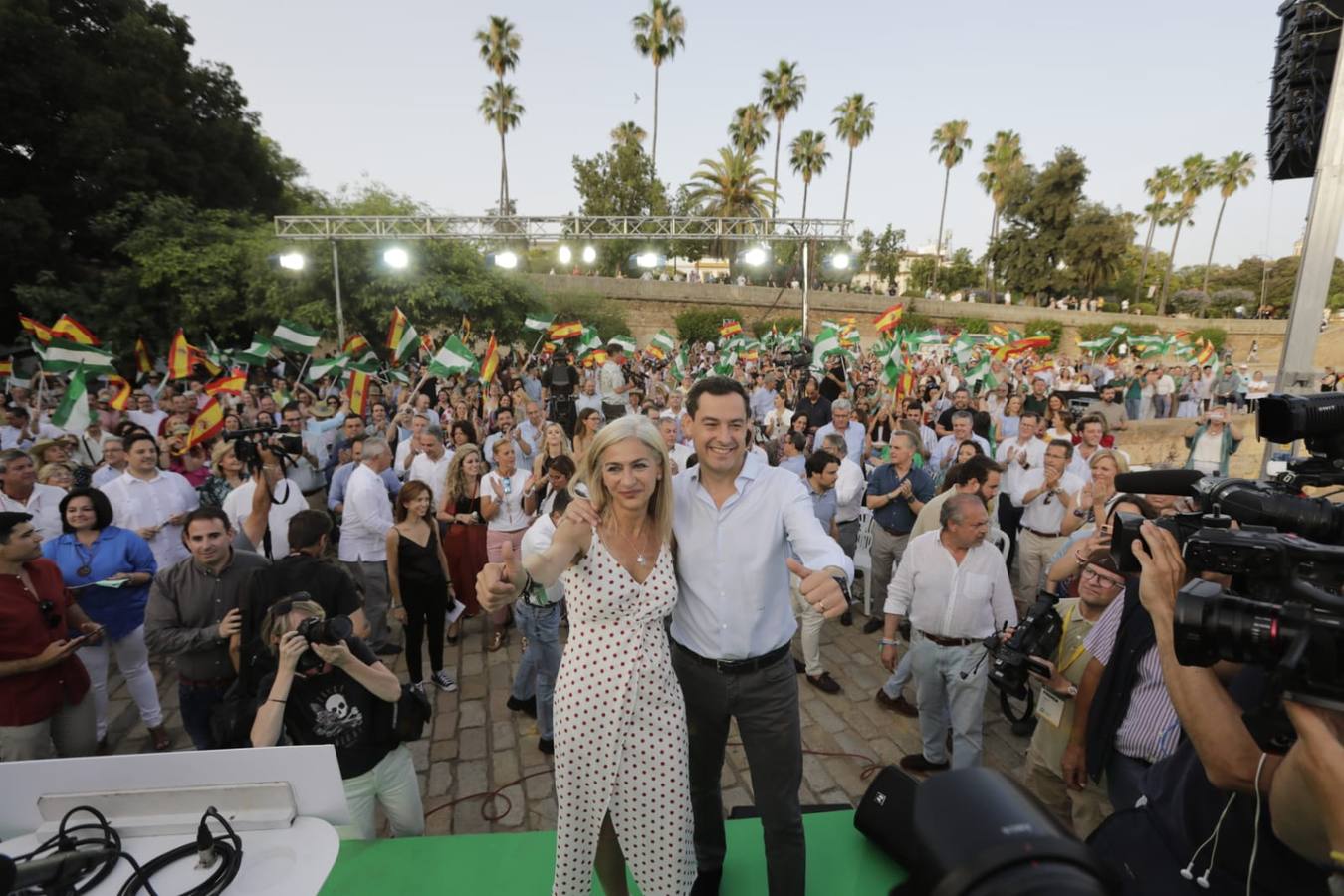 Juanma Moreno, del PP, cerró la campaña electoral en Sevilla. RAÚL DOBLADO