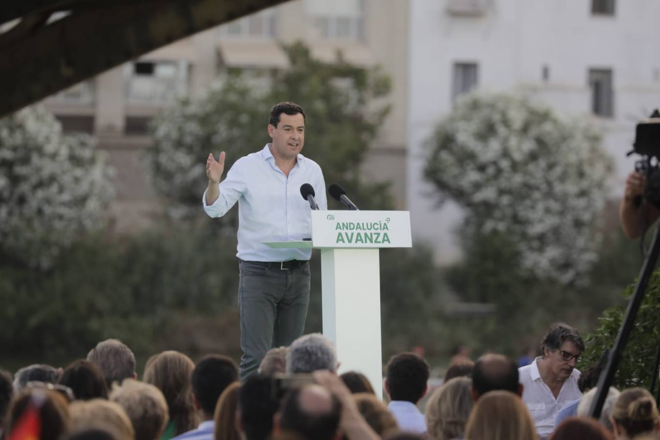 Juanma Moreno, del PP, cerró la campaña electoral en Sevilla. RAÚL DOBLADO