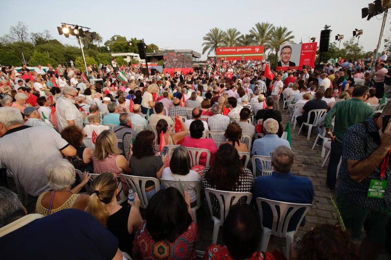 Juan Espadas, del PSOE, contó con Pedro Sánchez para cerrar la campaña. JUAN FLORES