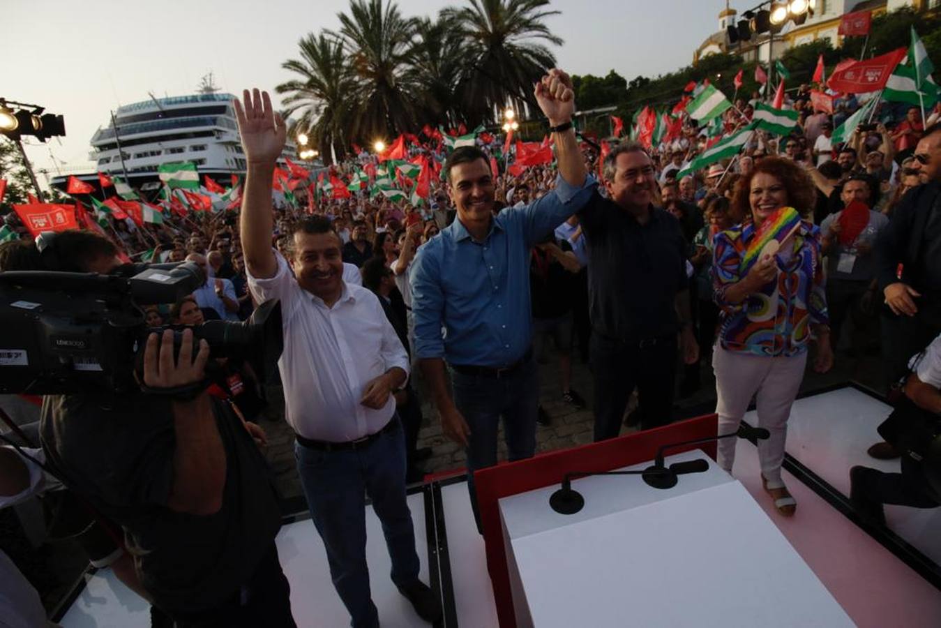 Juan Espadas, del PSOE, contó con Pedro Sánchez para cerrar la campaña. JUAN FLORES