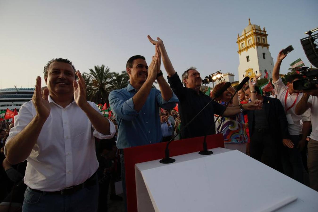 Juan Espadas, del PSOE, contó con Pedro Sánchez para cerrar la campaña. JUAN FLORES