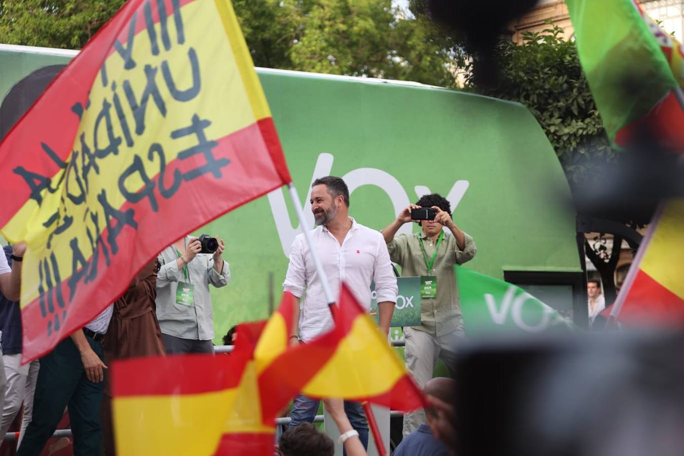 Macarena Olona ha despedido la campaña en Triana junto con Santiago Abascal y Ortega Smith. VANESSA GÓMEZ