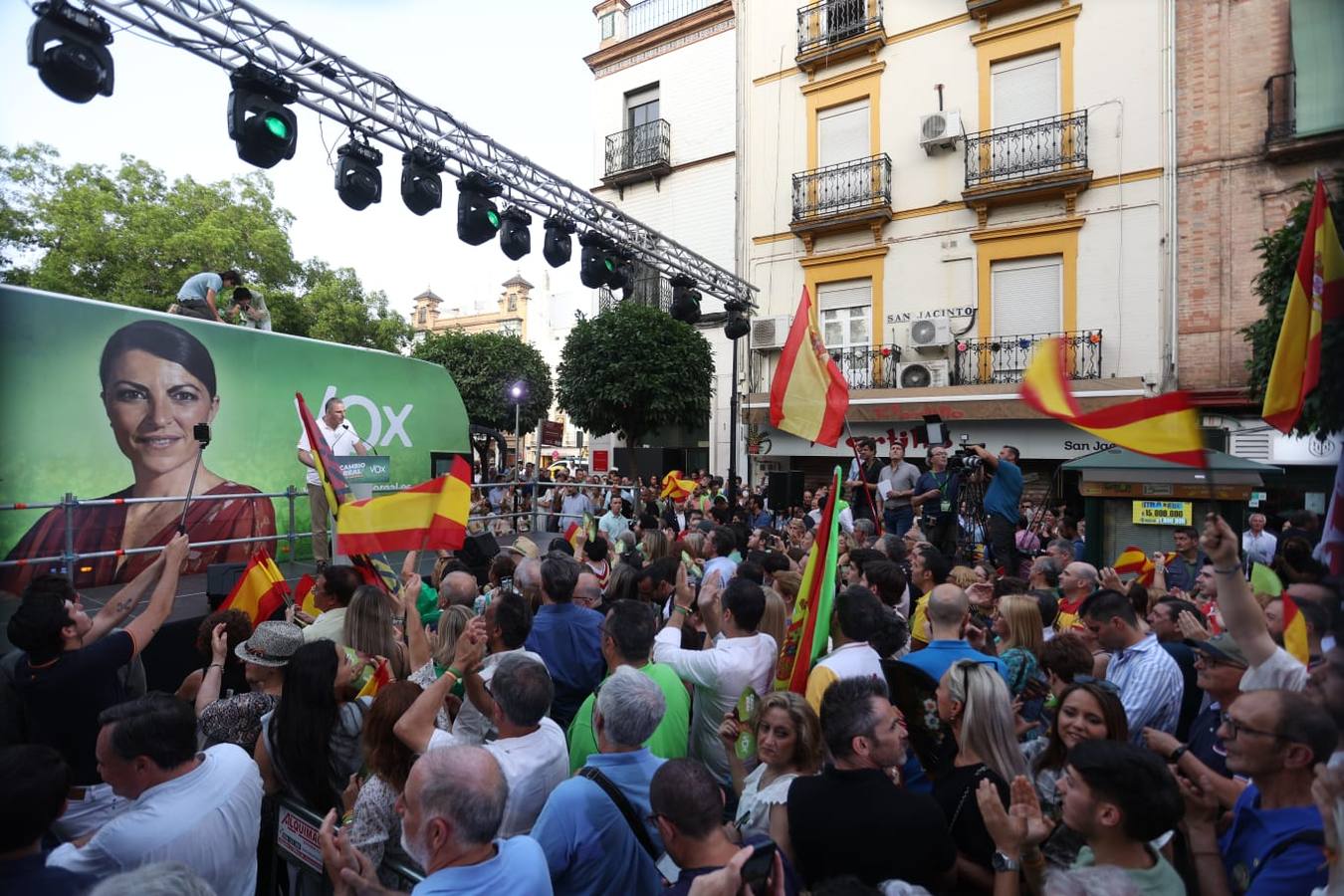 Macarena Olona ha despedido la campaña en Triana junto con Santiago Abascal y Ortega Smith. VANESSA GÓMEZ