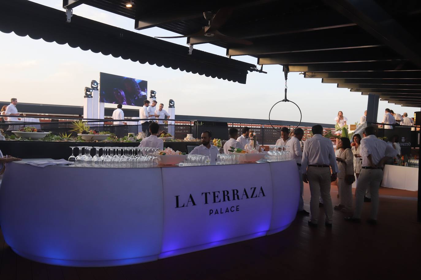 La Fiesta Blanca en la terraza del Eurostars Palace de Córdoba, en imágenes