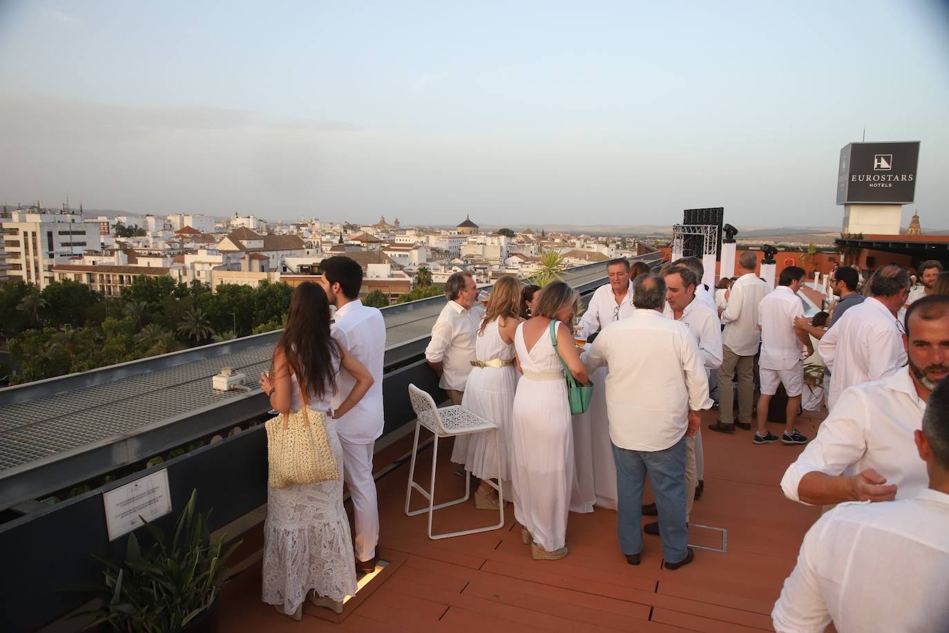 La Fiesta Blanca en la terraza del Eurostars Palace de Córdoba, en imágenes