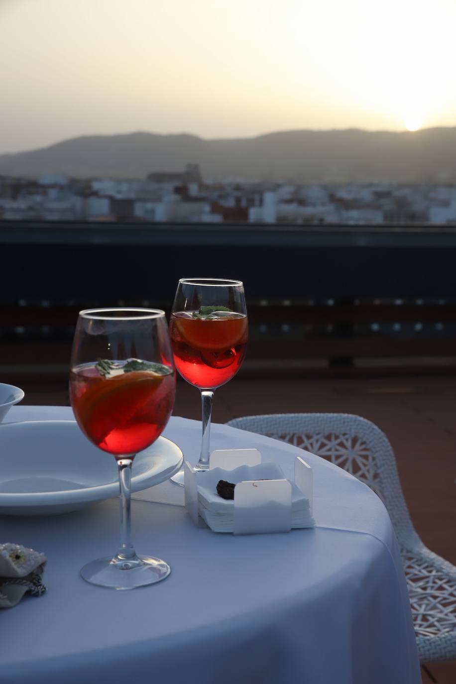 La Fiesta Blanca en la terraza del Eurostars Palace de Córdoba, en imágenes