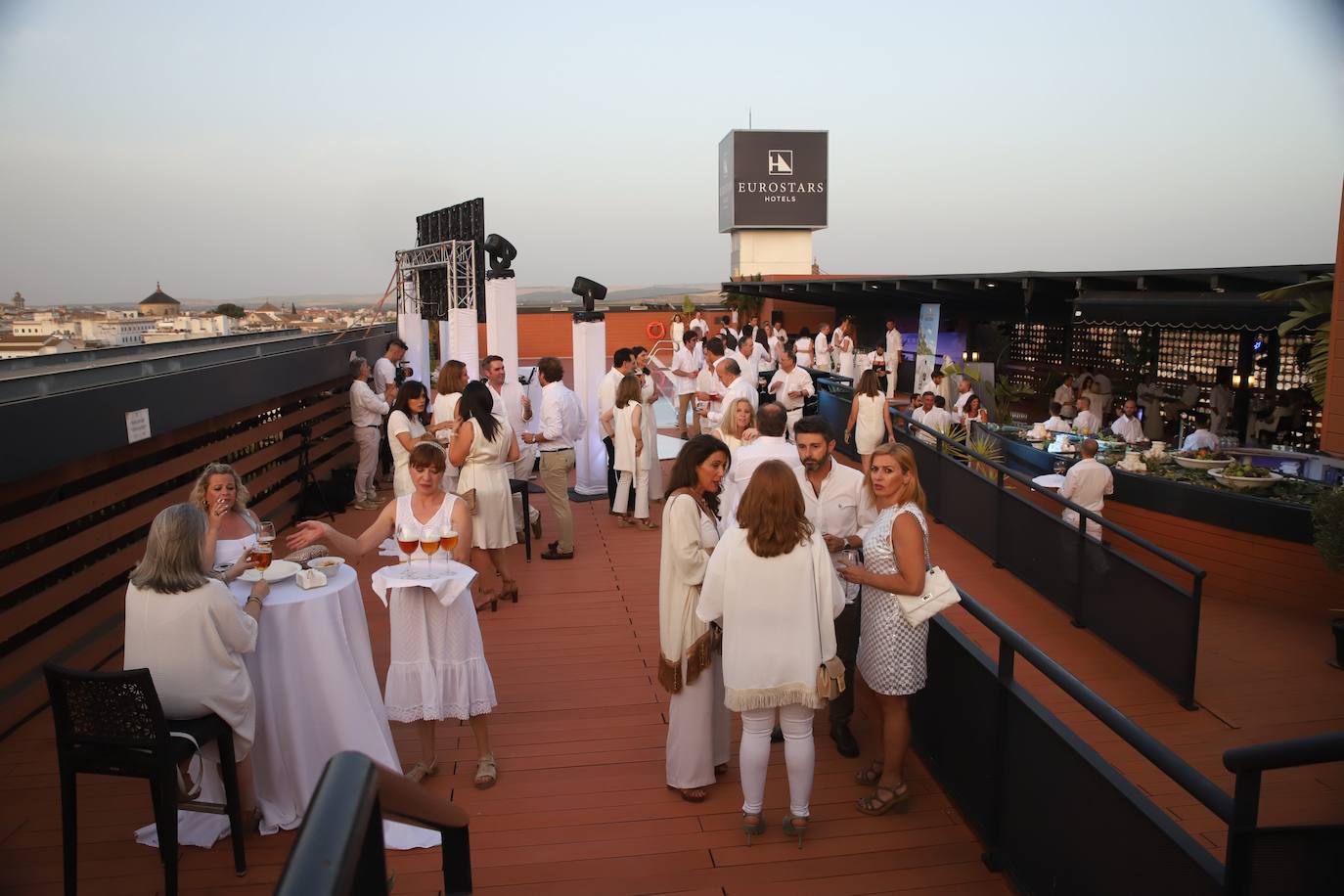 La Fiesta Blanca en la terraza del Eurostars Palace de Córdoba, en imágenes