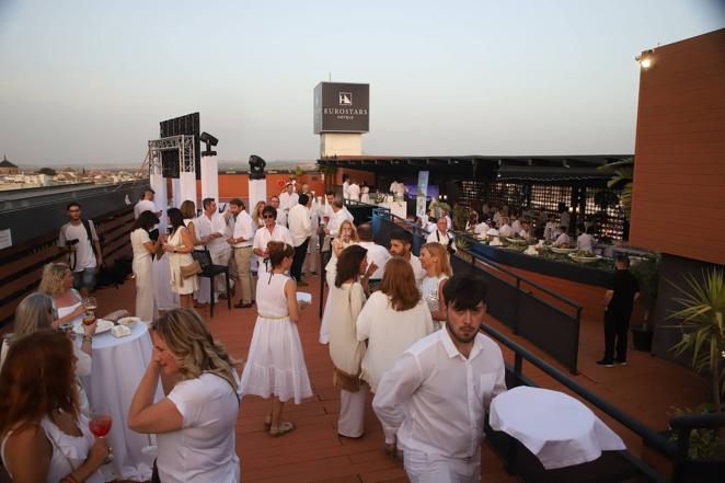 La Fiesta Blanca en la terraza del Eurostars Palace de Córdoba, en imágenes