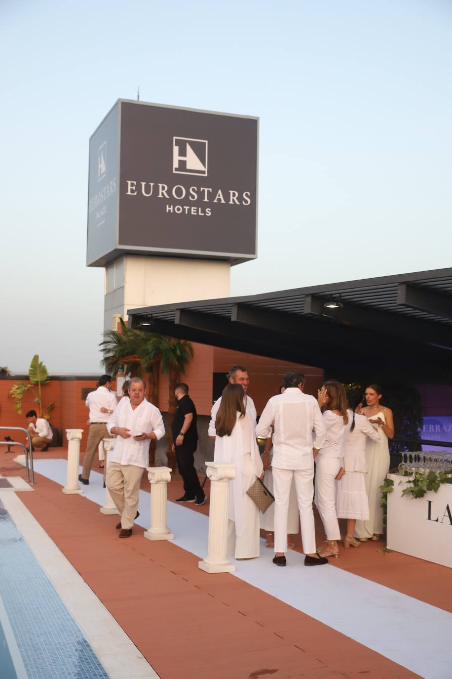 La Fiesta Blanca en la terraza del Eurostars Palace de Córdoba, en imágenes