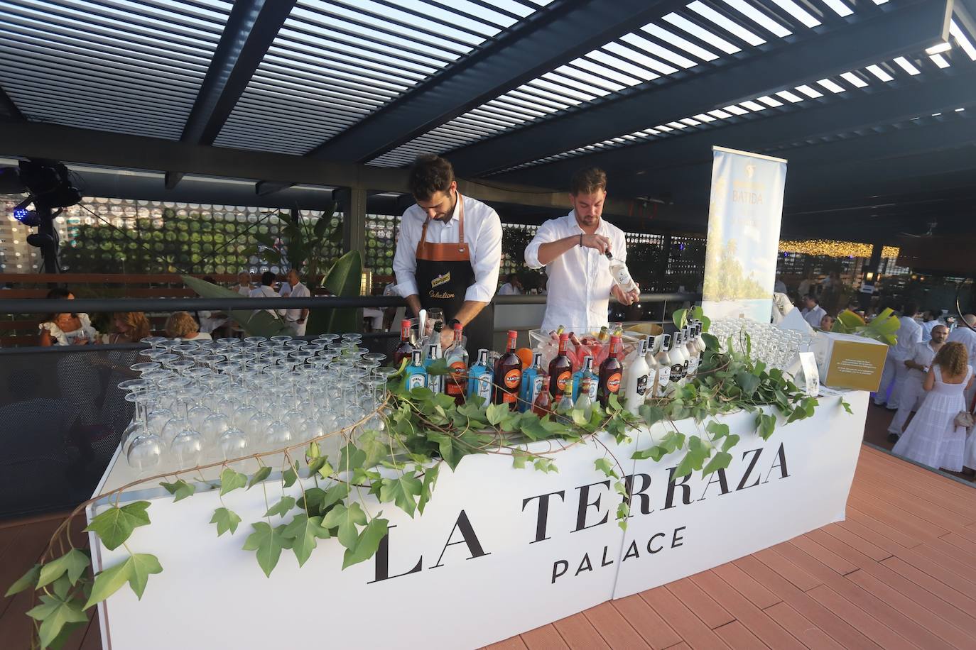 La Fiesta Blanca en la terraza del Eurostars Palace de Córdoba, en imágenes