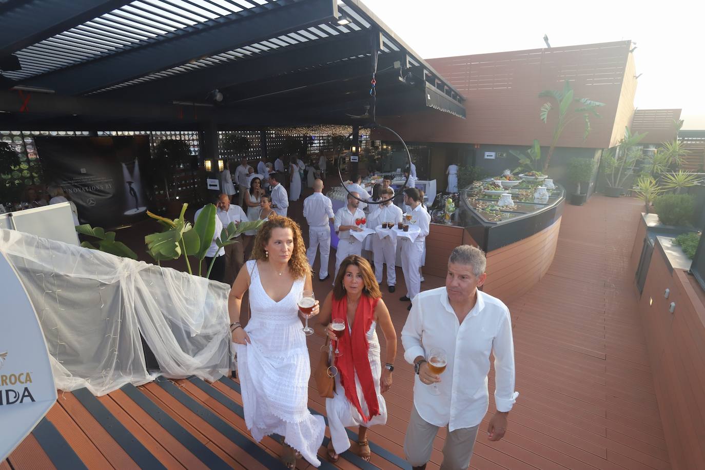 La Fiesta Blanca en la terraza del Eurostars Palace de Córdoba, en imágenes